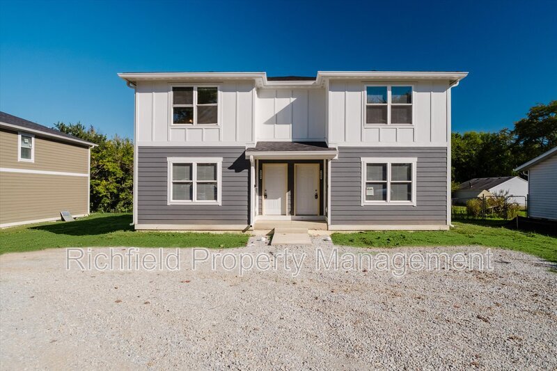 7266 W Reformatory Rd in Fortville, IN - Building Photo