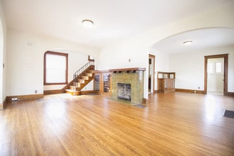 2122 Airport Hwy in Toledo, OH - Foto de edificio - Building Photo