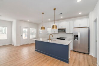 Marglyn Matthews in Matthews, NC - Foto de edificio - Building Photo