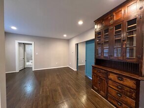 2566 Duck Creek Rd, Unit 2 in Cincinnati, OH - Foto de edificio - Building Photo