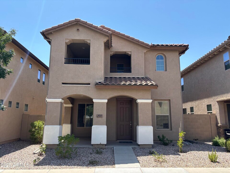 9213 W Meadow Dr in Peoria, AZ - Building Photo