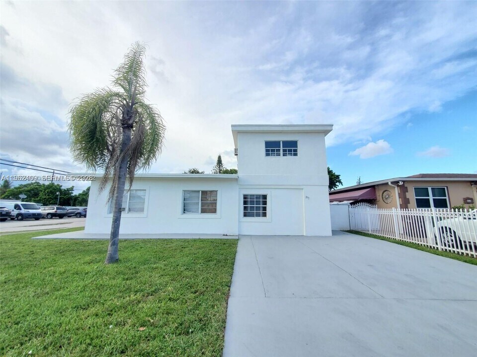 291 W 41st St in Hialeah, FL - Building Photo