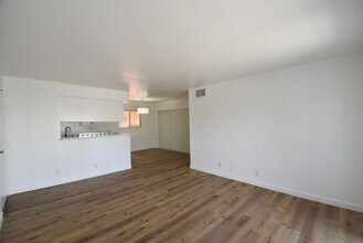 6401 Riverton Ave in Los Angeles, CA - Foto de edificio - Building Photo