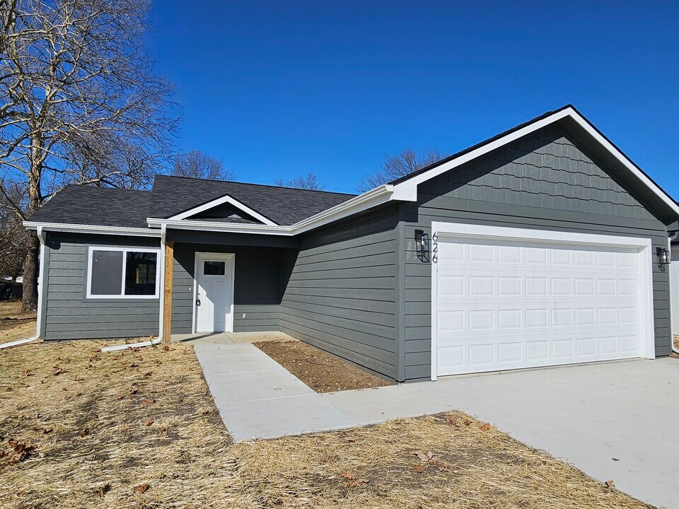 626 Prospect St in Osage City, KS - Building Photo