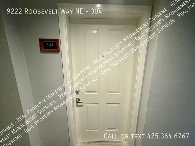 9222 Roosevelt Way NE in Seattle, WA - Building Photo - Building Photo