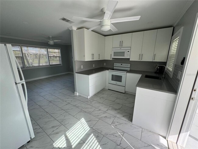 301 Colonia Ln W in Nokomis, FL - Foto de edificio - Building Photo