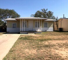 611 McEwen St in Big Spring, TX - Building Photo