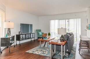 Metro Village Luxury Apartments in Orlando, FL - Building Photo