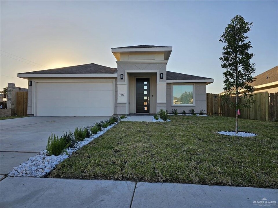 1708 Ozark Ave in McAllen, TX - Foto de edificio