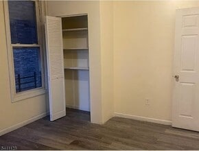 286 Broadway, Unit 2 in Paterson, NJ - Foto de edificio - Building Photo