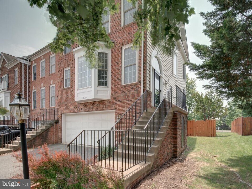 18549 Sierra Springs Square in Leesburg, VA - Building Photo