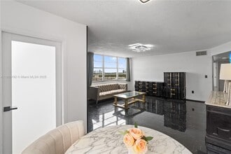 1351 NE Miami Gardens Dr in Miami, FL - Foto de edificio - Building Photo