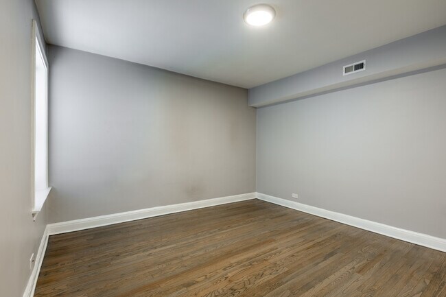 2240 N Sawyer Ave, Unit 2 in Chicago, IL - Building Photo - Building Photo