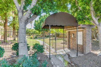 3825 E Camelback Rd in Phoenix, AZ - Foto de edificio - Building Photo