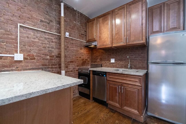 156 W 15th St in New York, NY - Building Photo - Building Photo