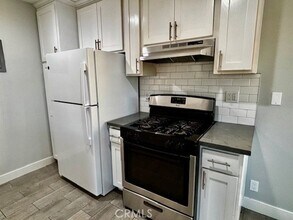 17092 Emerald Ln, Unit D in Huntington Beach, CA - Building Photo - Building Photo