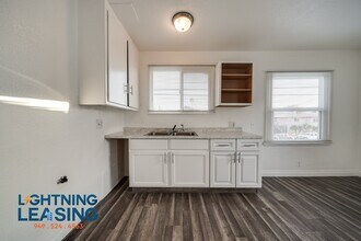 14759 Vanowen St in Los Angeles, CA - Building Photo - Building Photo
