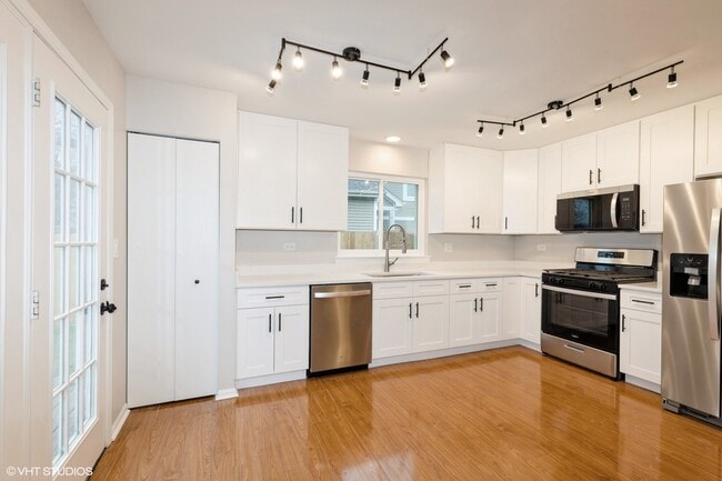 4663 Rolling Hills Dr in Lake In The Hills, IL - Foto de edificio - Building Photo
