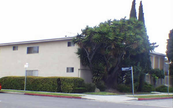 11927 Iowa Ave in Los Angeles, CA - Building Photo - Building Photo