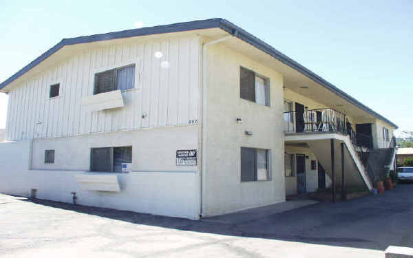 302 S Johnson Ave in El Cajon, CA - Foto de edificio - Building Photo