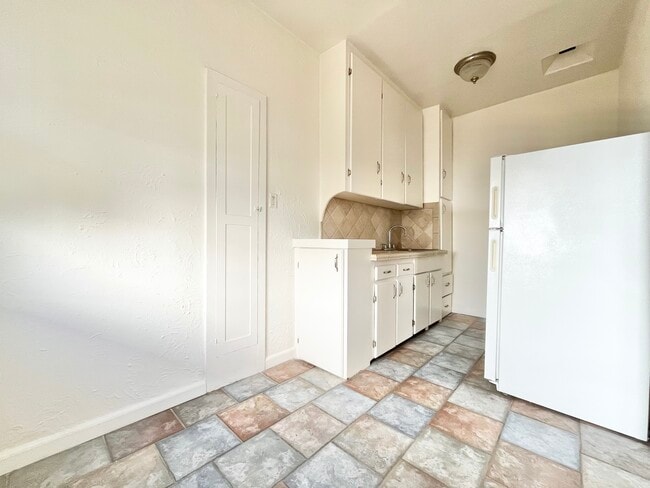 625 Cochran Ave in Los Angeles, CA - Building Photo - Building Photo