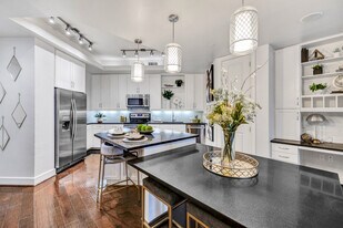 The James River Oaks in Houston, TX - Building Photo