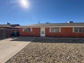 513-517 E Sunset Cir in Hobbs, NM - Building Photo