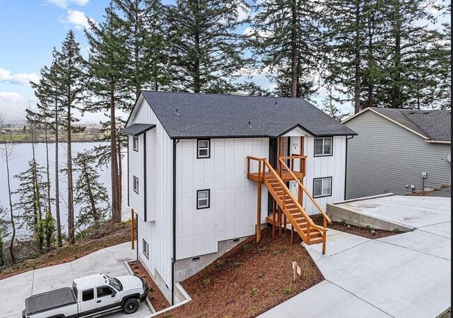 572 Columbia St in Cathlamet, WA - Building Photo - Building Photo