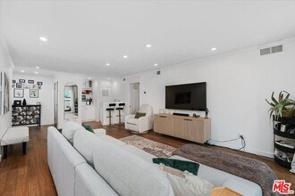 1121 N Olive Dr in West Hollywood, CA - Foto de edificio - Building Photo