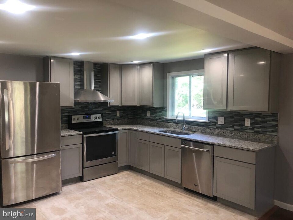 11119 Little Cove Point Rd in Lusby, MD - Building Photo
