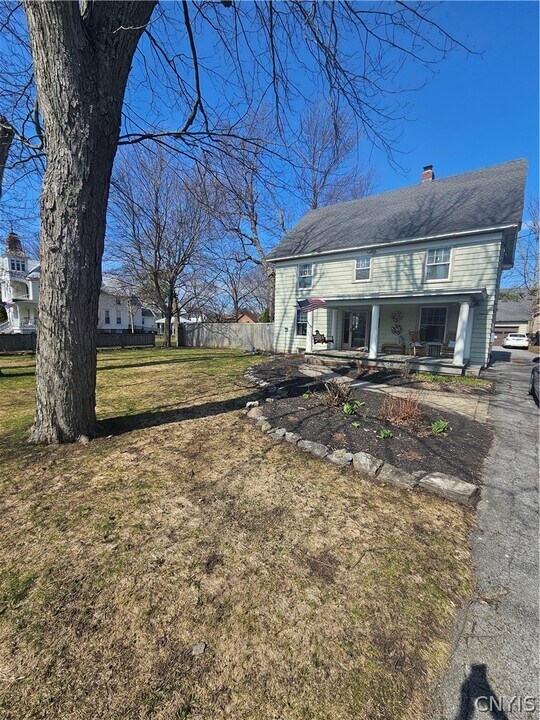 204 S Broad St in Sackets Harbor, NY - Building Photo