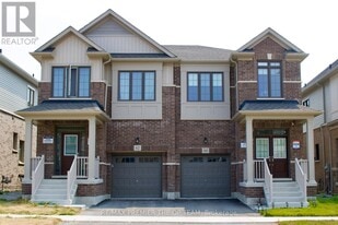 62 Phoenix Blvd in Barrie, ON - Building Photo