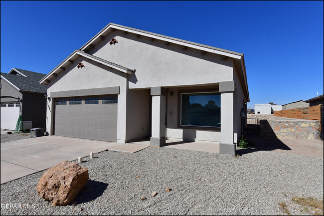 11081 Gem Valley Rd in Socorro, TX - Building Photo - Building Photo