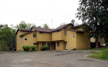 4960 Brooks St in Riverside, CA - Foto de edificio - Building Photo