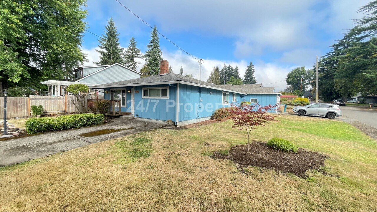 2075 SE Silver Springs Rd in Milwaukie, OR - Building Photo