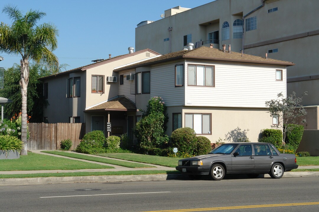 4441 Hazeltine Ave in Sherman Oaks, CA - Building Photo