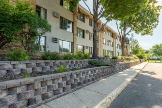 Stanley Court Apartments in Bloomington, MN - Foto de edificio - Interior Photo