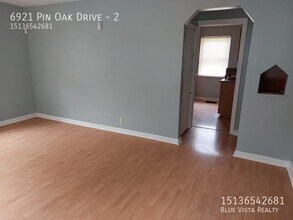 6921 Pin Oak Dr, Unit 2 in Cincinnati, OH - Building Photo - Building Photo