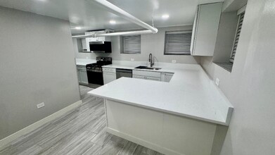 5454 W Berteau Ave, Unit B in Chicago, IL - Foto de edificio - Building Photo