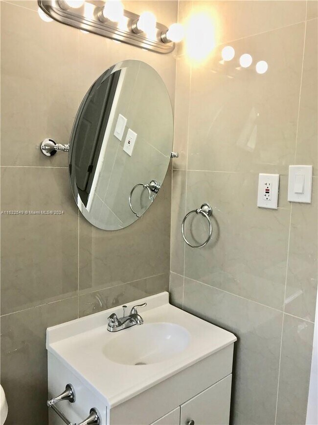 309 Phippen Waiters Rd-Unit -3 in Dania Beach, FL - Building Photo - Building Photo