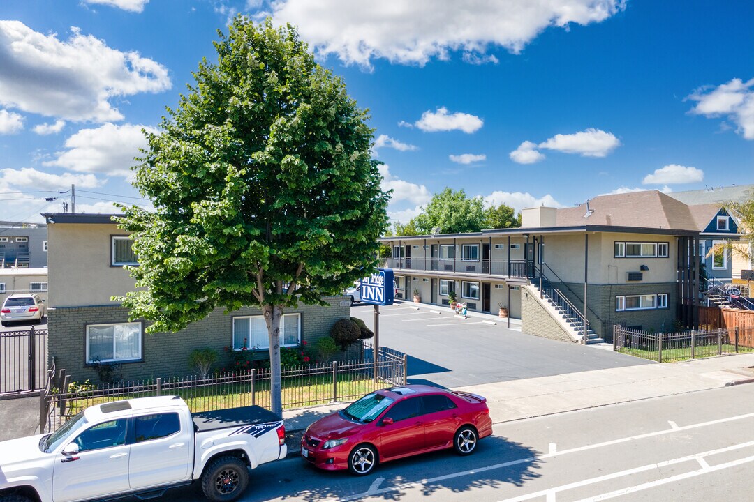 McArthur Motel in Oakland, CA - Building Photo