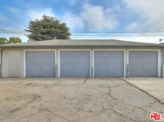 9328 Crenshaw Blvd in Inglewood, CA - Foto de edificio - Building Photo