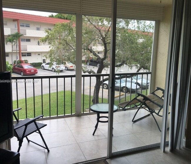 10003 W Okeechobee Rd, Unit 101 in Hialeah, FL - Building Photo - Building Photo