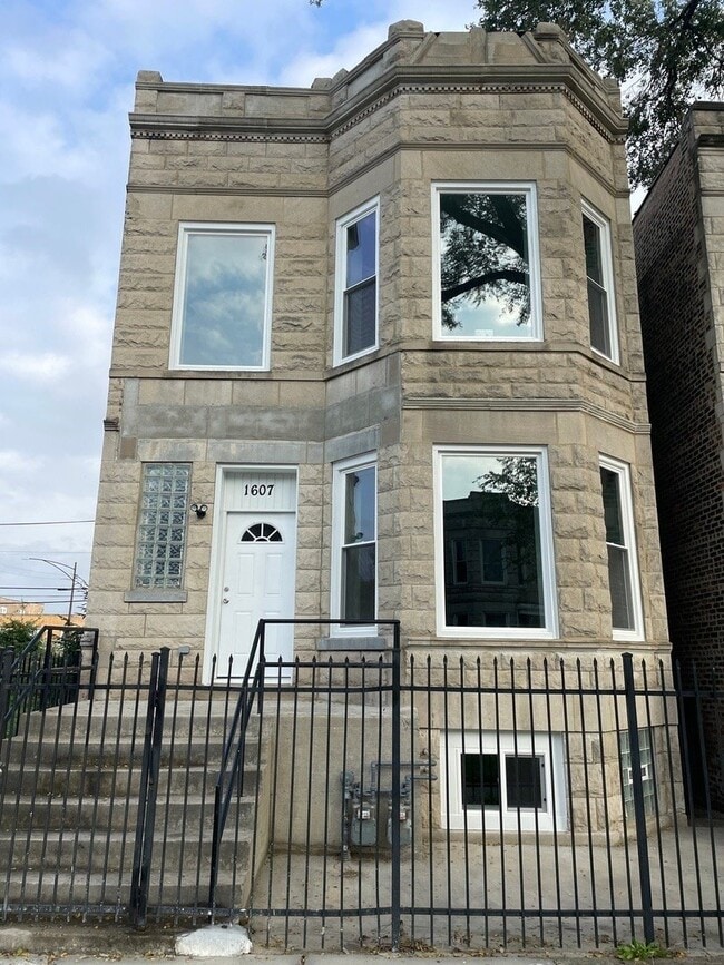 1607 S Hamlin Ave