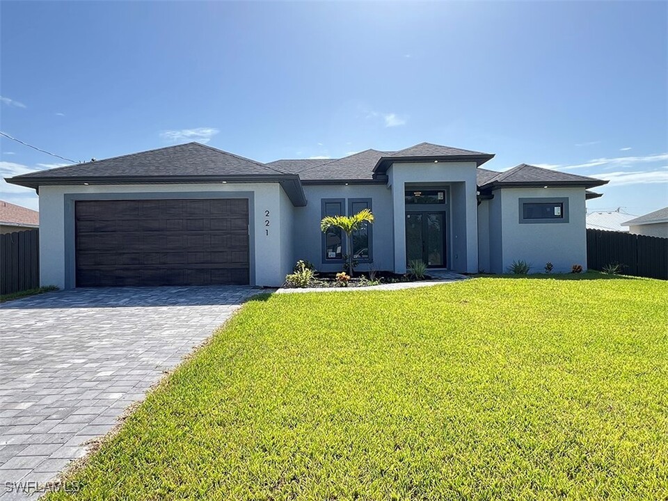 221 SW 25th Ave in Cape Coral, FL - Foto de edificio