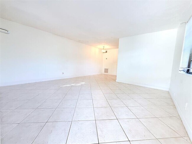 141 NW 27th Terrace in Fort Lauderdale, FL - Building Photo - Building Photo