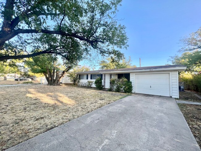 105 Windham St in San Angelo, TX - Building Photo - Building Photo