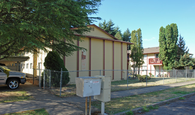 Castle Pines in Salem, OR - Building Photo - Building Photo