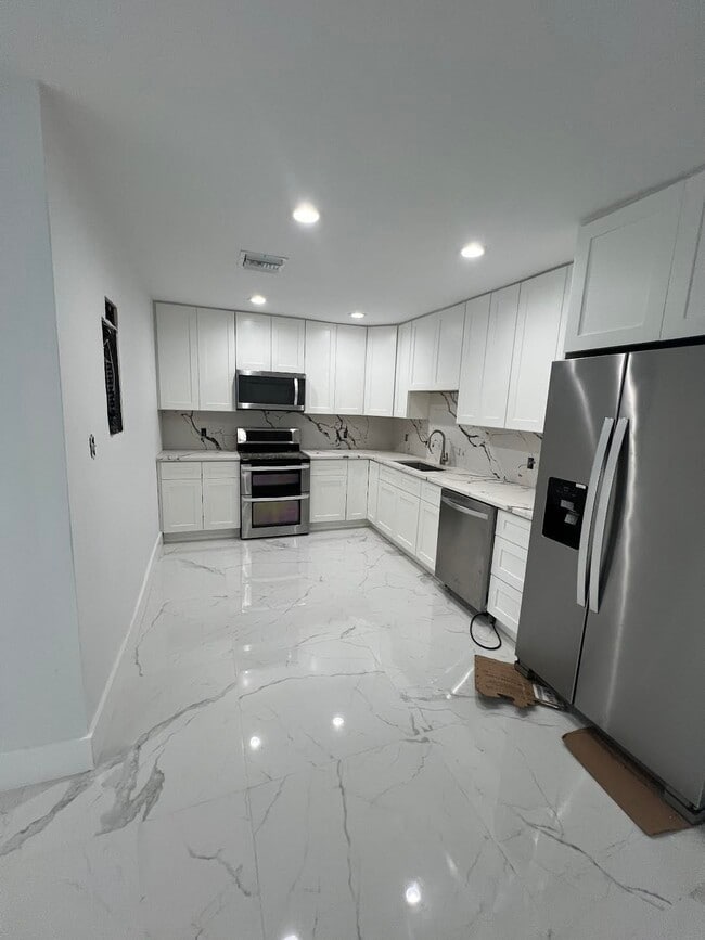 700 NW 3rd Ave