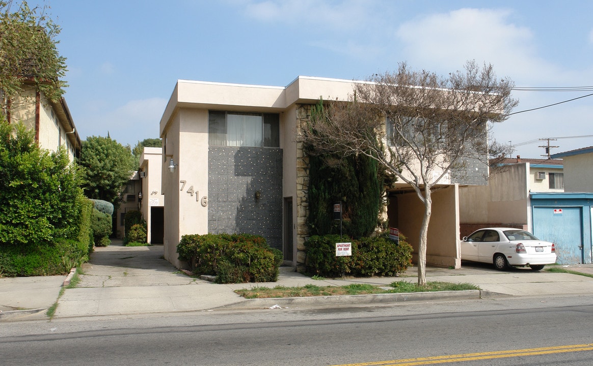 7416 Hazeltine Ave in Van Nuys, CA - Building Photo